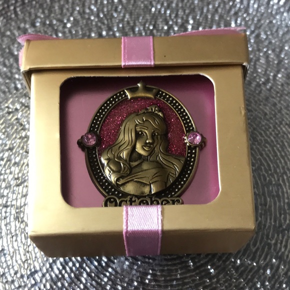 Disney birthday month pin new in box with tag - Picture 7 of 7